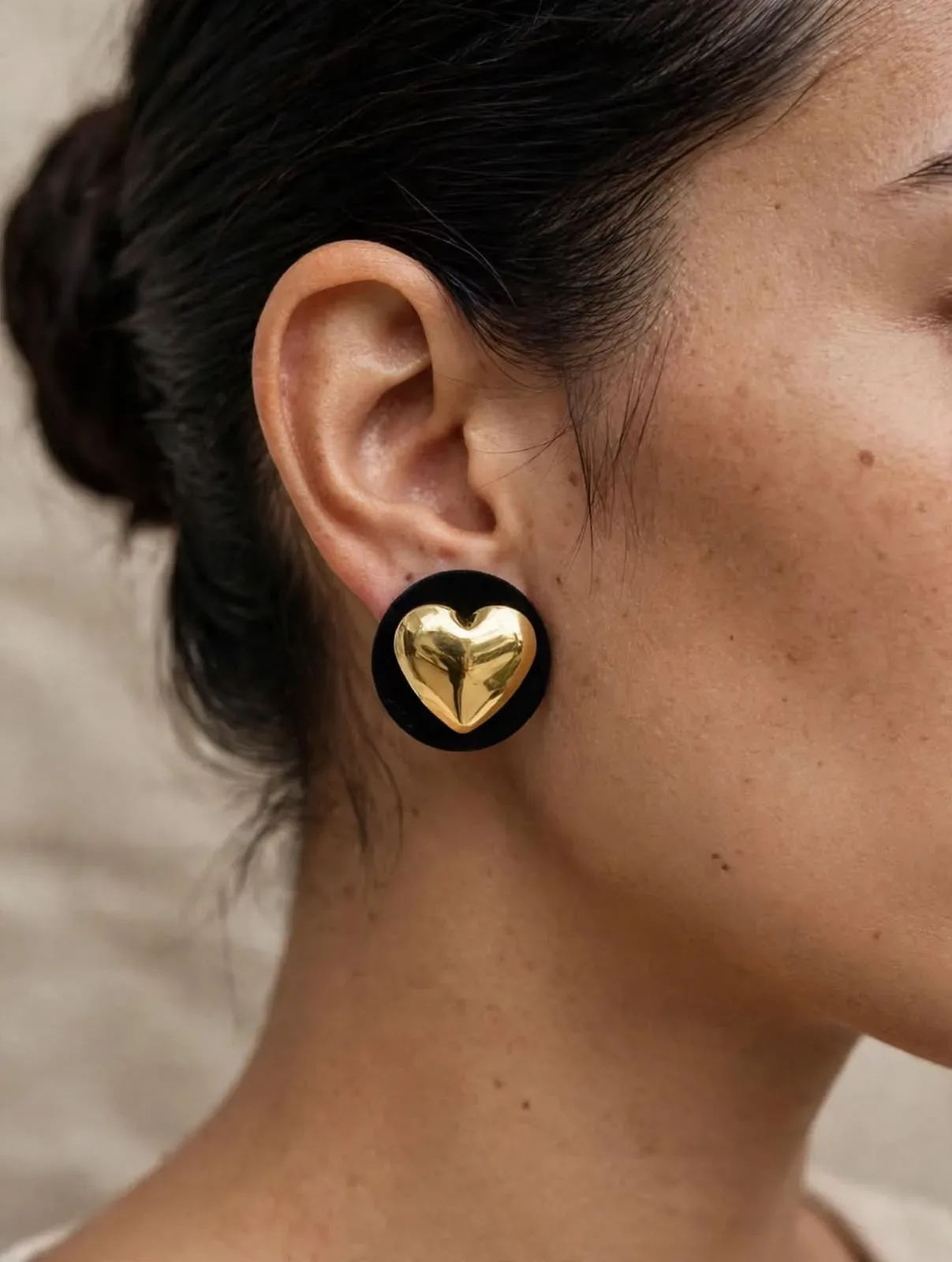 Arete Botón Negro Corazón